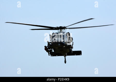 WESTHAMPTON BEACH, NY-Pararescuemen aus der 103 Rescue Squadron und das Bodenpersonal von Die 101 Rescue Squadron ein Personal recovery Demonstration am FS Gabreski Air National Guard Base Verhalten am 10. September 2016. Die Demonstration fand Teil während der Tag der Familie, und beteiligt sich Pararescuemen fastroping aus ein HH-60 Pavehawk, Wiederherstellung eines abgestürzten Personal simuliert, dann mit Hilfe einer Strickleiter zum Flugzeug zu kommen. Sowohl die 101 RQ und 103 RQS gehören zu den 106 Rettung Flügel. (US Air National Guard/Staff Sergeant Christopher S. Muncy/freigegeben) Stockfoto