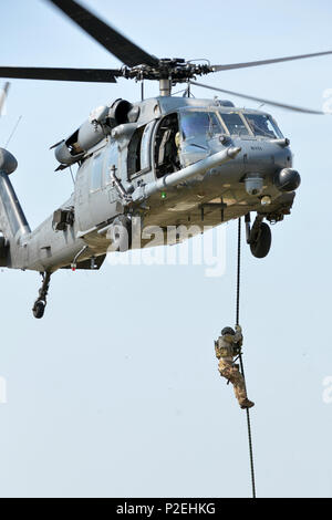 WESTHAMPTON BEACH, NY-Pararescuemen aus der 103 Rescue Squadron und das Bodenpersonal von Die 101 Rescue Squadron ein Personal recovery Demonstration am FS Gabreski Air National Guard Base Verhalten am 10. September 2016. Die Demonstration fand Teil während der Tag der Familie, und beteiligt sich Pararescuemen fastroping aus ein HH-60 Pavehawk, Wiederherstellung eines abgestürzten Personal simuliert, dann mit Hilfe einer Strickleiter zum Flugzeug zu kommen. Sowohl die 101 RQ und 103 RQS gehören zu den 106 Rettung Flügel. (US Air National Guard/Staff Sergeant Christopher S. Muncy/freigegeben) Stockfoto