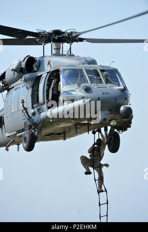 WESTHAMPTON BEACH, NY-Pararescuemen aus der 103 Rescue Squadron und das Bodenpersonal von Die 101 Rescue Squadron ein Personal recovery Demonstration am FS Gabreski Air National Guard Base Verhalten am 10. September 2016. Die Demonstration fand Teil während der Tag der Familie, und beteiligt sich Pararescuemen fastroping aus ein HH-60 Pavehawk, Wiederherstellung eines abgestürzten Personal simuliert, dann mit Hilfe einer Strickleiter zum Flugzeug zu kommen. Sowohl die 101 RQ und 103 RQS gehören zu den 106 Rettung Flügel. (US Air National Guard/Staff Sergeant Christopher S. Muncy/freigegeben) Stockfoto