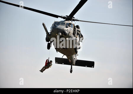 WESTHAMPTON BEACH, NY-Pararescuemen aus der 103 Rescue Squadron und das Bodenpersonal von Die 101 Rescue Squadron ein Personal recovery Demonstration am FS Gabreski Air National Guard Base Verhalten am 10. September 2016. Die Demonstration fand Teil während der Tag der Familie, und beteiligt sich Pararescuemen fastroping aus ein HH-60 Pavehawk, Wiederherstellung eines abgestürzten Personal simuliert, dann mit Hilfe einer Strickleiter zum Flugzeug zu kommen. Sowohl die 101 RQ und 103 RQS gehören zu den 106 Rettung Flügel. (US Air National Guard/Staff Sergeant Christopher S. Muncy/freigegeben) Stockfoto