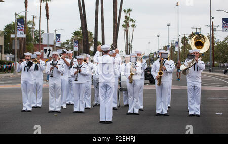 SAN PEDRO, Kalifornien - die United States Navy Band Südwesten '32nd Street Brass Band "Die Nationalhymne vor der 'Bridge' Rennen erobern am 5. September 2016. Die Veranstaltung ist eine 5.3 Meile Rennen wo Läufern auf der Vincent Thomas Bridge über den Hafen von Los Angeles reisen. (U.S. Coast Guard Foto von Petty Officer 3. Klasse Andrea Anderson) Stockfoto