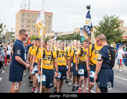 SAN PEDRO, Kalifornien - Chief Petty Officer selectees an Bord der USS America (LHA 6) im 'Bridge' Rennen erobern am 5. September 2016 teilgenommen. Die Veranstaltung ist eine 5.3 Meile Rennen wo Läufern auf der Vincent Thomas Bridge über den Hafen von Los Angeles reisen. (U.S. Coast Guard Foto von Petty Officer 3. Klasse Andrea Anderson) Stockfoto