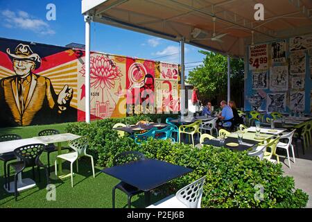 Vereinigte Staaten, Florida, Miami, Terrasse des Restaurant Wynwood Küche & Bar, eingerichtet von der Straße Künstler Shepard Fairey, in der Nähe von wynwood Wände, im Distrikt Wynwood Stockfoto