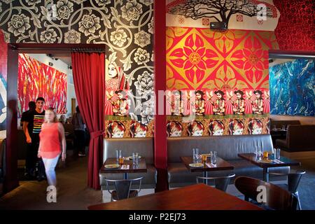Vereinigte Staaten, Florida, Miami, Restaurant Wynwood Küche & Bar, mit Illustrationen Gehorchen dekoriert von Shepard Fairey, in der Nähe von wynwood Wände, im Distrikt Wynwood Stockfoto