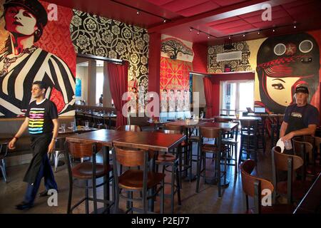 Vereinigte Staaten, Florida, Miami, Restaurant Wynwood Küche & Bar, mit Illustrationen Gehorchen dekoriert von Shepard Fairey, in der Nähe von wynwood Wände, im Distrikt Wynwood Stockfoto