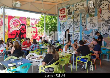Vereinigte Staaten, Florida, Miami, Terrasse des Restaurant Wynwood Küche & Bar, eingerichtet von der Straße Künstler Shepard Fairey, Faile & Bäst, in der Nähe von wynwood Wände, im Distrikt Wynwood Stockfoto