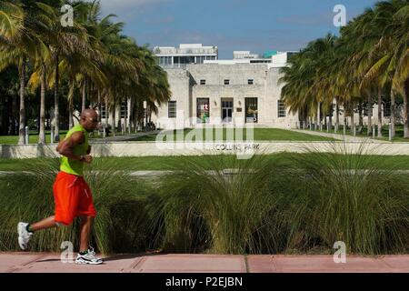 Vereinigte Staaten, Florida, Miami, Jogger vor dem Bass Museum läuft, in der Collins Avenue, im Viertel von South Beach in Miami Beach Stockfoto