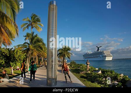 Vereinigte Staaten, Florida, Miami, Sportler und Spaziergänger die Messung der Spaziergang von South Point, vor einem Kreuzfahrtschiff, auf dem South Beach Bezirk Stockfoto