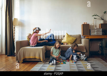 Mutter und Kinder, die Spaß im Wohnzimmer Stockfoto