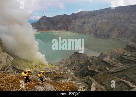 Indonesien, Java, Ijen, Schwefel Luftfahrtunternehmen aus dem Krater rauchen Türkis des Kawah Ijen Stockfoto