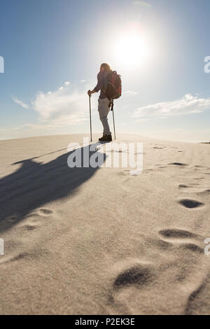 Wanderer mit Trekking pole Walking auf Sand Stockfoto