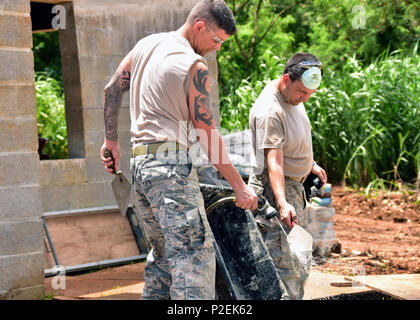 Master Sgt. Joshua Cloutier (links) und Älterer Flieger John Bender von der 143d Tiefbau Squadron (CES), Rhode Island Air National Guard spülen Zement aus Tools für Beschichtung, stärkt die Wände für extreme Wetterbedingungen in Inarajan, Guam während einer innovativen Readiness Training (IRT) Projekt am 5. September 2016 Skim verwendet. Das IRT-Projekt, das in Verbindung mit Lebensraum für die Menschheit Guam ist zwei Häuser für Bewohner in Inarajan zur Verfügung zu stellen. Die Mitglieder sind Teil einer 36 Flieger Crew aus einem Querschnitt der Trades innerhalb der CES. Us Air National Guard Foto von Master Sgt. John V. McD Stockfoto