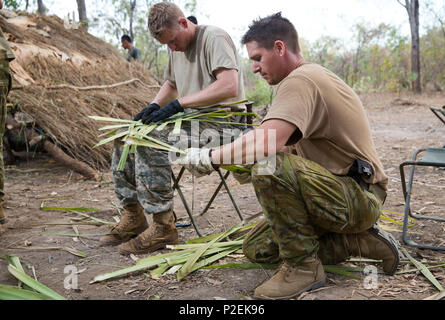 Australische Armee Sgt. Dominic Hamon, rechts, und die Vereinigten Staaten Sgt. Christopher Morihlatko Thatch sand Palmen während der Ausbildungsphase der Übung Kowari, in der Daly River Region des Northern Territory gehalten zu werden, am 1. September 2016. Kowari ist eine australische Armee-gehostete überleben Fähigkeiten trainieren, die Zusammenarbeit im Bereich der Verteidigung zwischen den Truppen aus den USA, Australien und China zu erhöhen. (Australian Defence Force Foto von Cpl. Jake Sims) Stockfoto