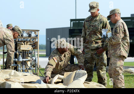 Us-Armee SPC. Greg Grün, eine Wasseraufbereitung Spezialist für Firma A, 173Rd Airborne Brigade Support Battalion, Tests die Qualität von Wasser, Sept. 10, 2016, als Teil der Übung sofortige Antwort 16 in Cerklje, Slowenien. Sofortige Reaktion 16 ist ein multinationales, Brigade level Kommandostellenübung unter Verwendung von computergestützten Simulationen und Übungen aus beiden Ländern, Kroatien und Slowenien. Schulungen wie diese taucht Service Mitglieder in realen Szenarios Einheit Bereitschaft, sich an der Planung, Vorbereitung und Durchführung von Bekämpfung Service Support ope zu verbessern Stockfoto