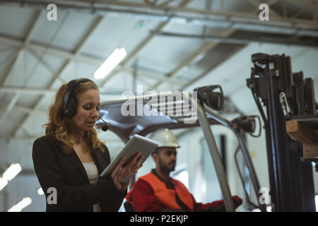 Frau mit digital-Tablette Stockfoto