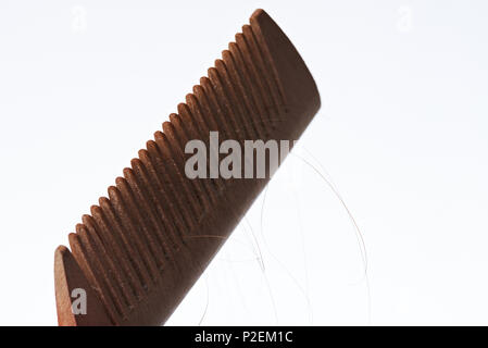 Makro von Haar Bürste mit dunklen verloren Frau Haar auf weißem Hintergrund Stockfoto