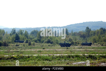 Kroatische Patria gepanzerten Modulare Fahrzeuge ausbreiten, da Sie eine Baugruppe Bereich belegen, Sept. 13, 2016, an der Eugen Kvaternik Training Strecke, hier, als Teil der Übung sofortige Reaktion 16. Sofortige Reaktion 16 nutzt computergestützte Simulationen und Übungen aus beiden Ländern, Kroatien und Slowenien. Es wurde entwickelt, um die regionale Stabilität zu stärken, stärken Verbündete und Partner nation Kapazität und Interoperabilität zwischen den Partnerstaaten zu verbessern. (U.S. Armee Foto: Staff Sgt. Opal Vaughn) Stockfoto