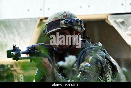 Ein Soldat aus der kroatischen Streitkräfte mobile Infanterie scans Perimeter, Sept. 13, 2016, an der Eugen Kvaternik Training Strecke in Slunj, Kroatien, als Teil der Übung sofortige Reaktion 16. Sofortige Reaktion 16 nutzt computergestützte Simulationen und Übungen aus beiden Ländern, Kroatien und Slowenien. Es wurde entwickelt, um die regionale Stabilität zu stärken, stärken Verbündete und Partner nation Kapazität und Interoperabilität zwischen den Partnerstaaten zu verbessern. (U.S. Armee Foto: Staff Sgt. Opal Vaughn) Stockfoto