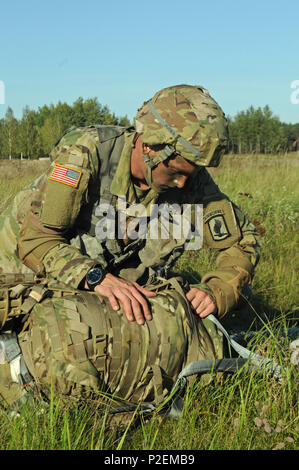 RUKLA, Litauen - SPC. Heide Stacy, Fallschirmjäger der Firma A, 2.BATAILLON, 503Rd Infanterie Regiment, 173Rd Airborne Brigade, sammelt sein Fallschirm, nach der Landung in einer Drop Zone in der Nähe von Rukla, Litauen Sept. 13. Stacy's Firma sprang in Litauen ein mehrere Monate training Drehung mit der Litauischen Streitkräfte zu beginnen. Die 173Rd Airborne Brigade, in Vicenza, Italien, ist die Armee Contingency Response Force in Europa, und ist in der Lage, Kräfte projiziert eine vollständige Palette von militärischen Operationen in den Vereinigten Staaten der Europäischen, Zentralen und Afrika Befehl Verantwortungsbereiche durchzuführen Stockfoto