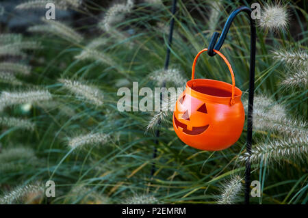 Jack-o'-Lantern Trick-or-Container behandeln bei Halloween Stockfoto