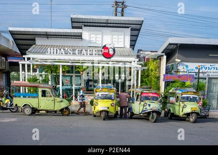 Thailand, Trang, tuktuks (lokale Taxis) vor dem Bahnhof Stockfoto