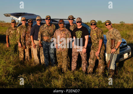 Brig. Gen. Patrick Doherty, 82nd Training Wing Commander, und Chief Master Sgt. Joseph Pritchard, 82Nd TRW Befehl Chief, Stativ mit Sockel Führung nach der Taube Jagd in Henrietta, Texas, Sept. 10, 2016. Fast 175 Flieger wurden auf der 12. jährlichen Clay County Taube Salute an der Birdwell und Clark Ranch eingeladen. (U.S. Air Force Foto von älteren Flieger Kyle E. Anna Elisabeth) Stockfoto