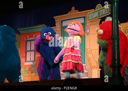 Grover, Links, und Katie durchführen auf der Bühne während einer Live Show im Theater an Bord der Marine Corps Air Station Cherry Point, N.C., Sept. 10, 2016. Sesame Street und der United Service Organisationen Inc. sind die Herausforderungen der militärischen Kinder aus sich ständig bewegenden zu neuen duty Stationen durch Ihre beliebte Show "Katie Gesicht ist die Umstellung auf eine neue Basis." Katie ist ein Zeichen speziell für militärische Kinder zu beziehen. Die Show wird als Teil des 2016 Sesame Street/USO Erfahrung für militärische Familien, die mehr als 160 Shows in 50 Militärstützpunkte in durchführen Stockfoto