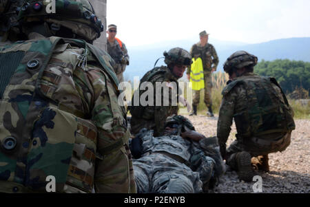 Us Army Combat medics zu Unternehmen C zugeordnet, 173Rd Airborne Brigade Support Battalion, bereiten einen simulierten verletzten Soldaten während der gezielte Angriff Bohrer zu bewegen, Sept. 14, 2016, als Teil der Übung sofortige Reaktion 16 an der kroatischen Streitkräfte Training Area von Slunj, Kroatien statt. Sofortige Reaktion 16 ist ein multinationales, Brigade level Kommandostellenübung unter Verwendung von computergestützten Simulationen und Übungen aus beiden Ländern, Kroatien und Slowenien. Die Ausübung erfolgt Sept. 9-23, 2016 und umfasst mehr als 1.900 Soldaten und Sicherheitskräfte aus Albanien, Bosnien Stockfoto