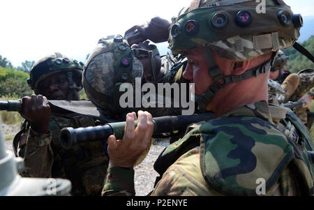 Us-Armee SPC. Adeboye Ademolu, Links und SPC. Zach McClanahan, rechts, combat Medics zu Unternehmen C zugeordnet, 173Rd Airborne Brigade Support Battalion, Verschieben einer simulierten verletzten Soldaten auf eine medizinische Evakuierung Fahrzeug während der Angriff Bohrer, Sept. 14, 2016, als Teil der Übung sofortige Reaktion 16 an der kroatischen Streitkräfte Training Area von Slunj, Kroatien statt. Sofortige Reaktion 16 ist ein multinationales, Brigade level Kommandostellenübung unter Verwendung von computergestützten Simulationen und Übungen aus beiden Ländern, Kroatien und Slowenien. Die Ausübung erfolgt Sept. 9-23, Stockfoto