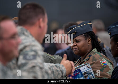 South African National Defence Force Mitglieder sprechen zu US Air Force Piloten in der Afrikanischen Luftfahrt-, Raumfahrt- und Verteidigungsindustrie Expo in Waterkloof Air Force Base, Südafrika, Sept. 14, 2016. Das US-Militär ist eine C-17 Globemaster III eine KC-135 Stratotanker, ein Super C-130J Hercules, einen HC-130 König und ein MQ-9 Reaper. Die Flugzeuge kommen aus verschiedenen Air National Guard und der Air Force Reserve Command Einheiten. In den USA routinemäßig beteiligt sich an Veranstaltungen wie AADE Partnerschaften mit regionalen Partnern zu stärken. (U.S. Air Force Foto von Tech. Sgt. Ryan Kran) Stockfoto