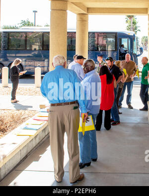 Ehrenmitglieder Kommandanten von Travis Air Force Base, Calif., bereiten Sie einen Bus für Ihre Tour der 60th Operations, Sept. 9, 2016. Der Zweck der Travis Air Force Base Honorary Commander Programms ist es, Beziehungen zwischen Basis Senior Leadership und zivilen Partnern zu fördern, fördern zivilgesellschaftliche Anerkennung der Luftwaffe Mission und ihre Flieger, Chancen nutzen die Luftwaffe Geschichte mit neuen Verwalter zu teilen, und im beiderseitigen Interesse, Herausforderungen zu kommunizieren, und bedenken, dass Führungskräfte und zivilen Akteuren gemeinsam haben. (U.S. Air Force Foto von Louis Briscese) Stockfoto