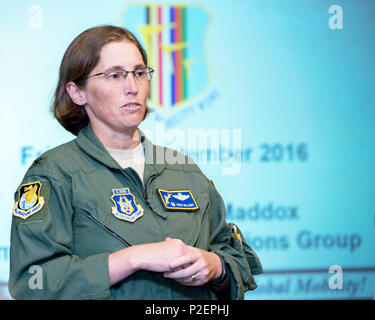 Us Air Force Colonel Stephanie Williams, Commander, 349 Operations, Travis Air Force Base, Calif., begrüßt die Ehrenamtlichen Kommandanten während ihrer Tour der 60th Operations, Sept. 9, 2016. Der Zweck der Travis Air Force Base Honorary Commander Programms ist es, Beziehungen zwischen Basis Senior Leadership und zivilen Partnern zu fördern, fördern zivilgesellschaftliche Anerkennung der Luftwaffe Mission und ihre Flieger, Chancen nutzen die Luftwaffe Geschichte mit neuen Verwalter zu teilen, und im beiderseitigen Interesse, Herausforderungen zu kommunizieren, und bedenken, dass Führungskräfte und zivile Akteure haben Ich Stockfoto