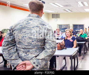 Us Air Force Tech. Sgt. Benjamin Stern, ein Überleben, Steuerhinterziehung, Widerstand und Flucht, (SERE) Instructor, 349 Operations Support Squadron, Travis Air Force Base, Calif., Slips Ehrenmitglieder Kommandanten während ihrer Tour der 60th Operations, Sept. 9, 2016. Der Zweck der Travis Air Force Base Honorary Commander Programms ist es, Beziehungen zwischen Basis Senior Leadership und zivilen Partnern zu fördern, fördern zivilgesellschaftliche Anerkennung der Luftwaffe Mission und ihre Flieger, Chancen nutzen die Luftwaffe Geschichte mit neuen Verwalter zu teilen, und im beiderseitigen Interesse, Herausforderungen zu kommunizieren, und c Stockfoto