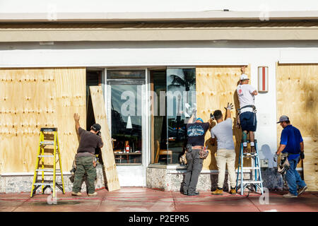 Miami Beach Florida, TGI Friday's, Restaurant Restaurants Essen Essen Essen Cafe Cafés, Geschäft, der sich dem Unwettern Irma nähert, Sperrholz-Einstiegsfenster, wo Stockfoto