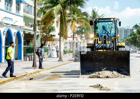 Miami Beach, Florida, Ocean Drive, Irma, Schaden, Sandentfernung, Straßenreinigung, John Deere 524K Radlader, Traktor, Black man Männer männlich, fegen, Cit Stockfoto