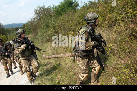 Slowenische Armee Soldaten aus dem 74. motorisierten Bataillon, Verschieben, um ein Ziel zu sichern, Sept. 15, 2016, während des Trainings als Teil der Übung sofortige Reaktion 16 an der kroatischen Streitkräfte Training Area von Slunj, Kroatien statt. Sofortige Reaktion 16 ist ein multinationales, Brigade level Kommandostellenübung unter Verwendung von computergestützten Simulationen und Übungen aus beiden Ländern, Kroatien und Slowenien. Die Ausübung erfolgt Sept. 9-23, 2016 und umfasst mehr als 1.900 Soldaten und Sicherheitskräfte aus Albanien, Bosnien und Herzegowina, Kroatien, Ungarn, Kosovo, Mazedonien, Montene Stockfoto