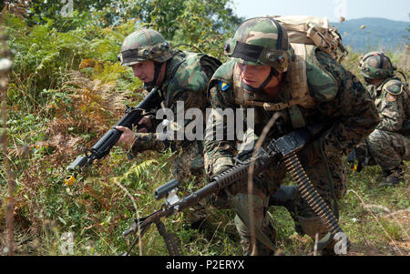 Soldaten der Streitkräfte von Bosnien und Herzegowina, für bessere Abdeckung und Verschleierung, Sept. 15, 2016, während des Trainings als Teil der Übung sofortige Reaktion 16 an der kroatischen Streitkräfte Training Area von Slunj, Kroatien statt. Sofortige Reaktion 16 ist ein multinationales, Brigade level Kommandostellenübung unter Verwendung von computergestützten Simulationen und Übungen aus beiden Ländern, Kroatien und Slowenien. Die Ausübung erfolgt Sept. 9-23, 2016 und umfasst mehr als 1.900 Soldaten und Sicherheitskräfte aus Albanien, Bosnien und Herzegowina, Kroatien, Ungarn, Kosovo, Mazedonien Stockfoto