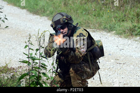 Ein Soldat von 74Th der slowenischen Armee motorisierte Bataillon, kehrt Unterstützungsfeuer, Sept. 15, 2016, während des Trainings als Teil der Übung sofortige Reaktion 16 an der kroatischen Streitkräfte Training Area von Slunj, Kroatien statt. Sofortige Reaktion 16 ist ein multinationales, Brigade level Kommandostellenübung unter Verwendung von computergestützten Simulationen und Übungen aus beiden Ländern, Kroatien und Slowenien. Die Ausübung erfolgt Sept. 9-23, 2016 und umfasst mehr als 1.900 Soldaten und Sicherheitskräfte aus Albanien, Bosnien und Herzegowina, Kroatien, Ungarn, Kosovo, Mazedonien, Montene Stockfoto