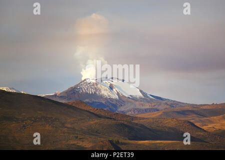 Blick auf Sabancaya-Vulkan in den Anden des südlichen Peru. Es ist der aktivste Vulkan in Peru Stockfoto