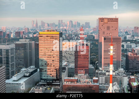 Blick auf die Stadt in Richtung Shinjuku von Mandarin Oriental, Nihonbashi, Chuo-ku, Tokyo, Japan Stockfoto