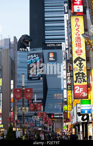 Kino mit Godzilla auf dem Dach in Shinjuku, Tokyo, Japan Stockfoto