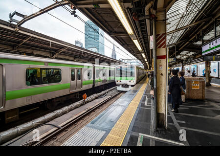 Passagiere warten auf Zug der Yamanote Linie am Anschluss in Shinjuku, Shinjuku, Tokyo, Japan Stockfoto