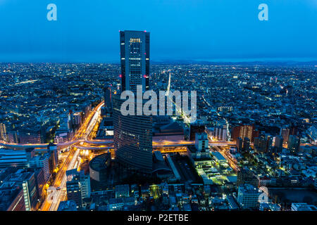 Opera City vom Park Hyatt an der blauen Stunde, Shinjuku, Tokyo, Japan Stockfoto