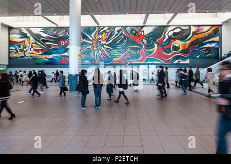 Riesige Gemälde Mythos von morgen aus Taro Okamoto am Bahnhof Shibuya, Tokio, Japan" Stockfoto