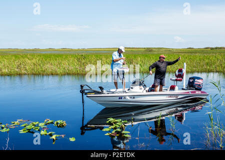 Florida, FL South, Miami, Tamiami Trail Highway Route 41 Highway, Everglades, Sägegras, Ost-West-Kanal, Wasser, Stratos-Boot, Angeln, Erwachsene Erwachsene Männer männlich Stockfoto