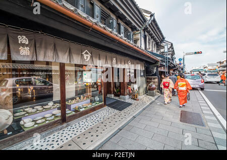 Zwei Frauen im Kimono entlang Kurazukuri Straße namens Little Edo in Kawagoe, Präfektur Saitama, Japan" Stockfoto