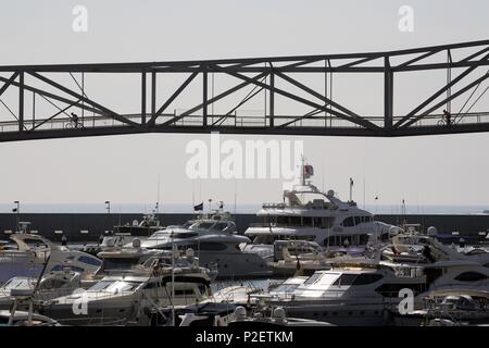 Spanien - Katalonien - Barcelonés (Kreis) - Barcelona. Barcelona (Hauptstadt); Port del Fórum; pasarela (53) (bicing). Stockfoto