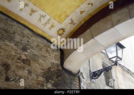 Spanien - Katalonien - Barcelonés (Kreis) - Barcelona. Barcelona; barri La Ribera/El geboren; Calle / Carrer L'Hostal Sant Antoni de; detall de Mur-Arc. Stockfoto