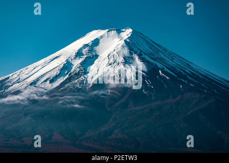 Mt. Fuji im Herbst mit Schnee bedeckt und nur wenige Wolken, Fujiyoshida, Yamanashi Präfektur, Japan Stockfoto