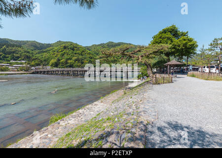 Holzbrücke über den Fluss Katsura in Arashiyama, Kyoto, Japan Stockfoto